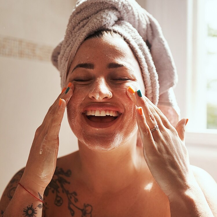 Gel de aloe vera goteando de la sábila