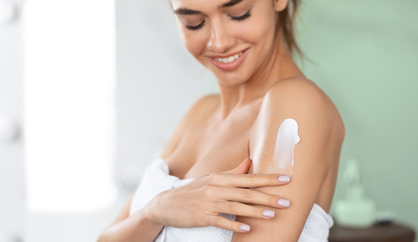 Mujer en baño usando palmolive, para cuidado de la piel