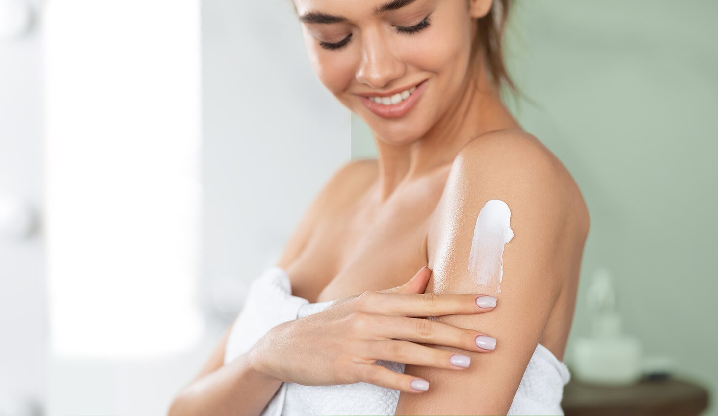 Mujer aplicándose protector solar