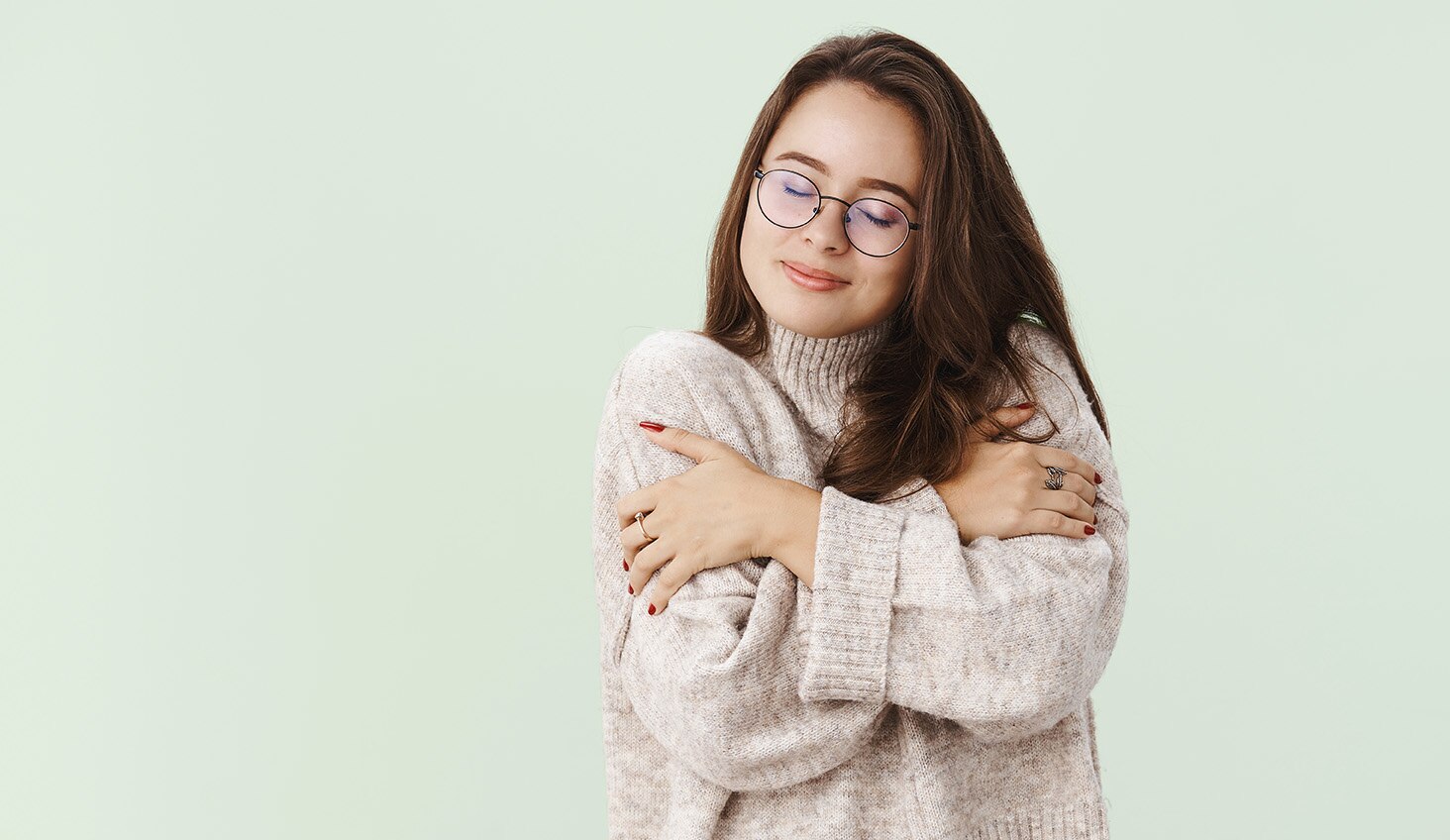 Mujer siendo feliz consigo misma