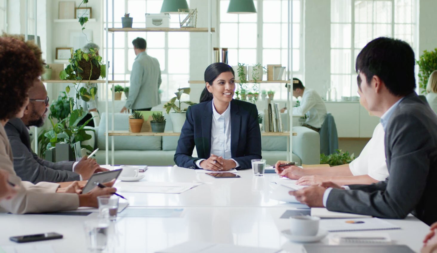 Mujer estableciendo comunicación asertiva