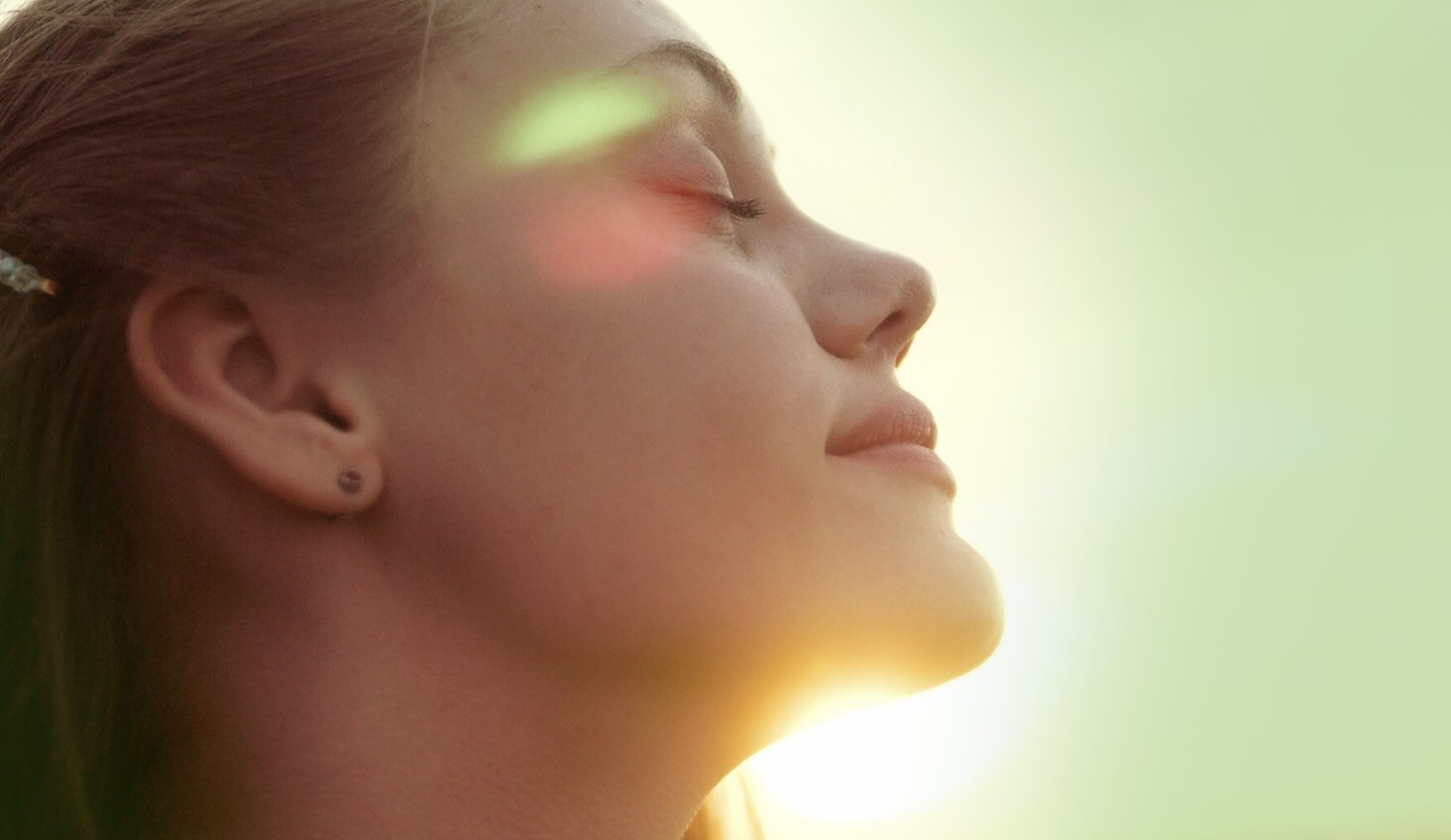 Mujer lavando sus manos, nutrición de la piel