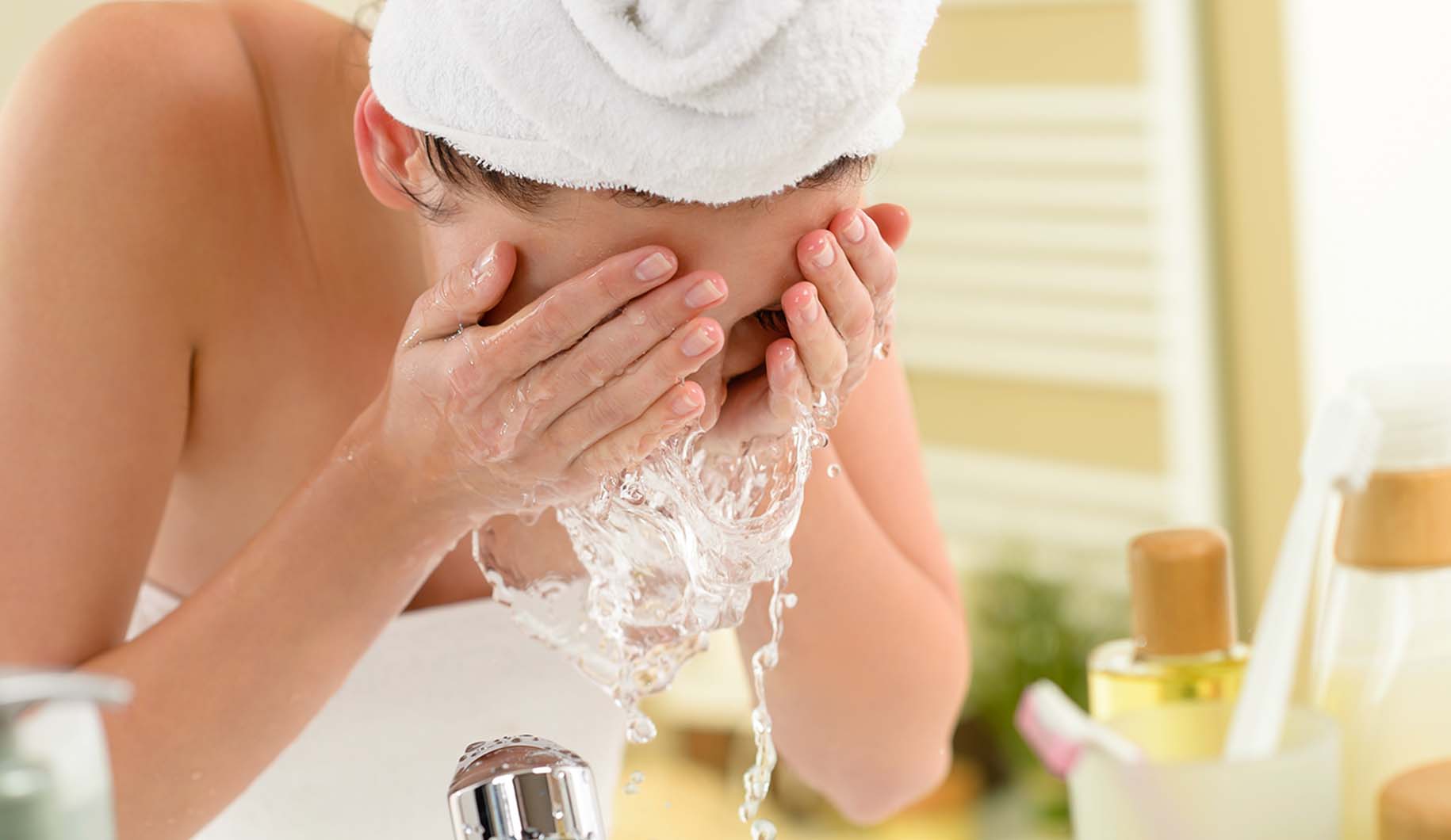 Enjuaga y continúa con un masaje facial